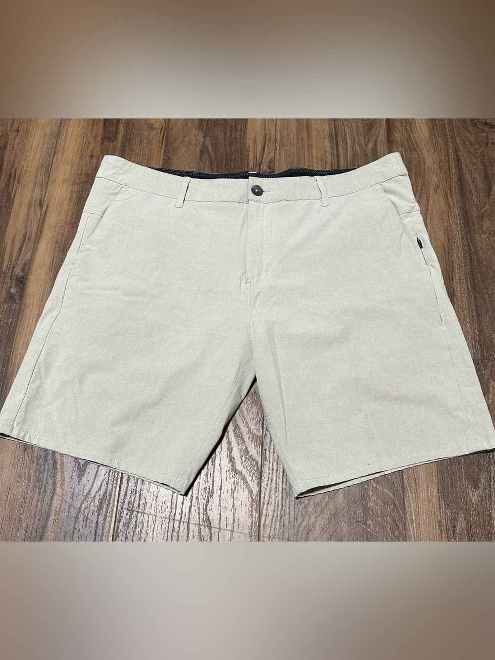 Vuori Aim Shorts Mens 36 Khaki Beige 8" Inseam Stretch Golf Chino V368 Preppy